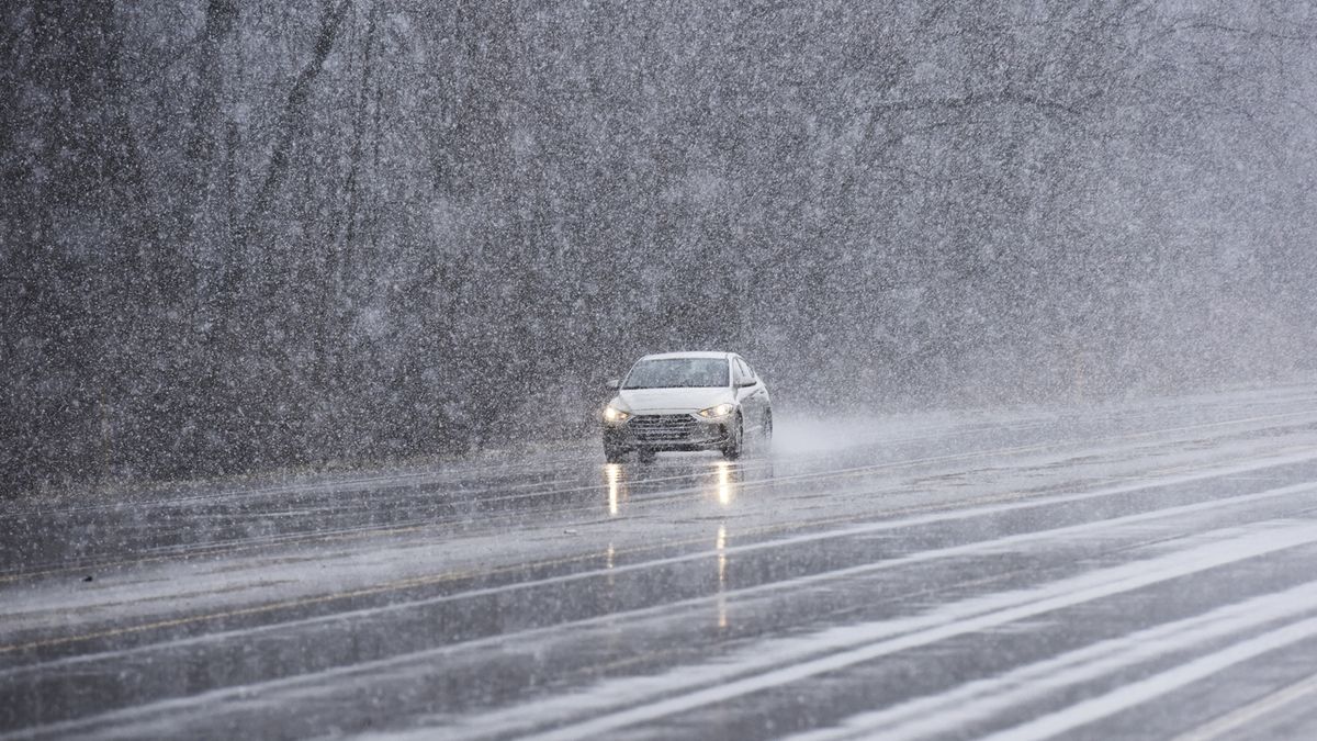 Hrozí sníh, vítr i povodně, varují meteorologové